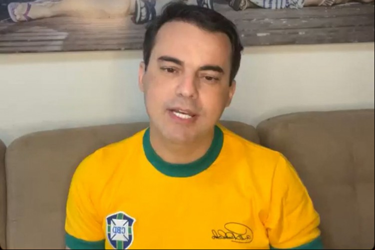 VESTIDO com camisa da seleção brasileira, Capitão Wagner anuncia voto em Bolsonaro
