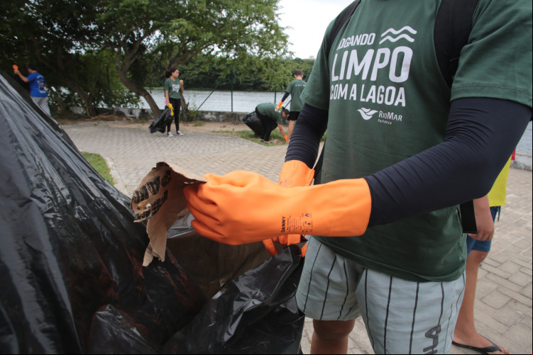 Lagoa do Papicu teve ação de limpeza na manhã desta sexta-feira, 7
